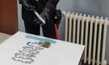 Chiude in casa il vicino con catena e lucchetto, poi minaccia i carabinieri con un coltello