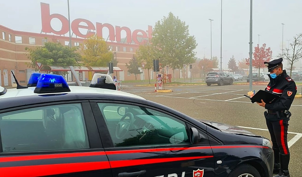 Ruba carne al reparto macelleria del supermercato, ma non passa inosservata