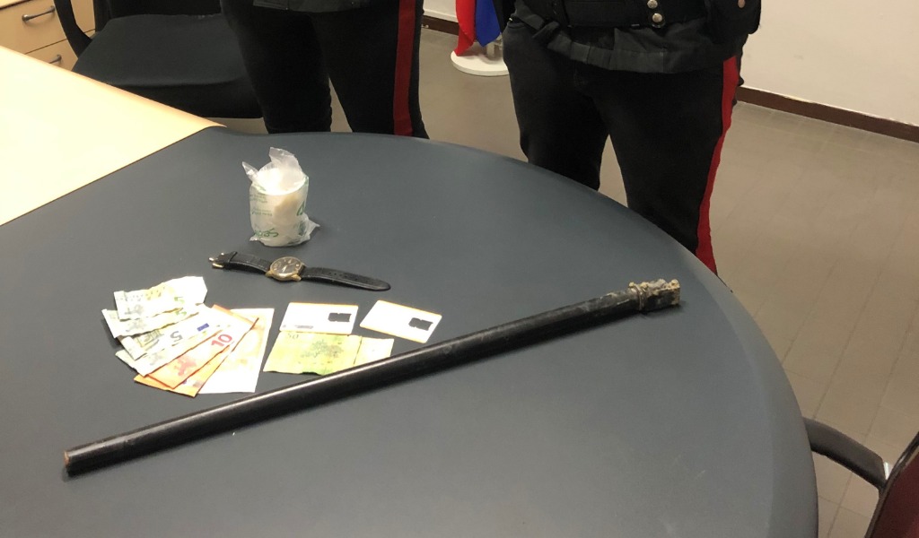 Sorpreso a nascondere cocaina (e non solo) in un terreno: arrestato pusher 27enne
