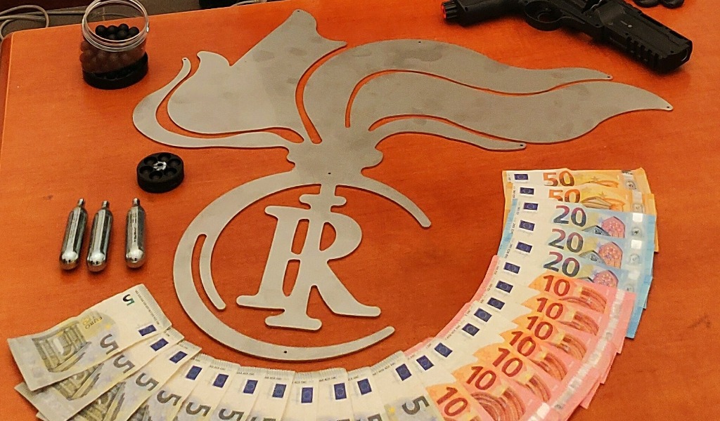 Rapinano farmacia armati di pistola a gas: lui arrestato, lei denunciata