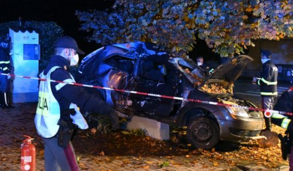 Due tragici incidenti: muore il padre e si salva il figlio. Lui beve e perde la vita l’amica