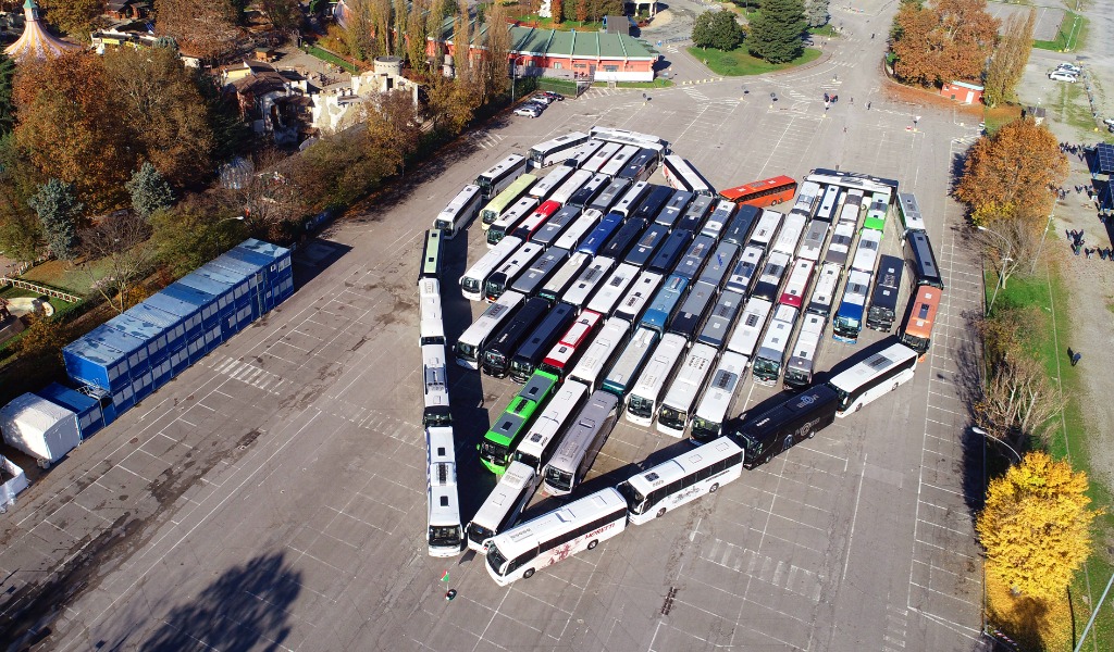Un cuore di pullman (fermi) a Leolandia: 86 mezzi da tutta la Lombardia VIDEO