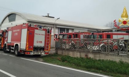 Robbio: incendio in un'attività commerciale, arrivano i Vigili del Fuoco FOTO