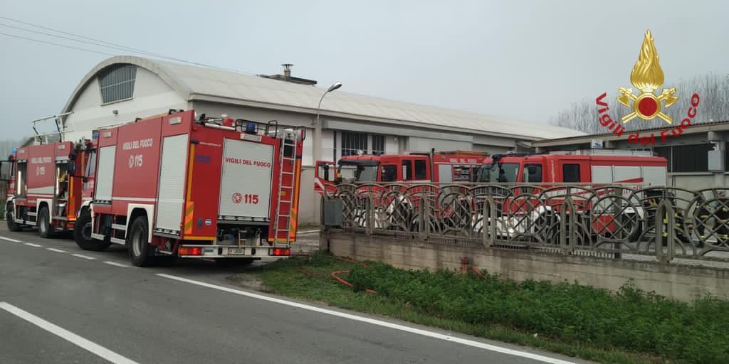 Robbio: incendio in un’attività commerciale, arrivano i Vigili del Fuoco FOTO