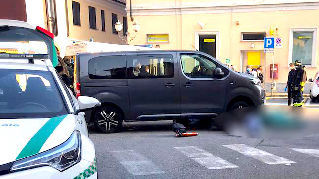 Donna muore investita da un mini van: inutili i soccorsi
