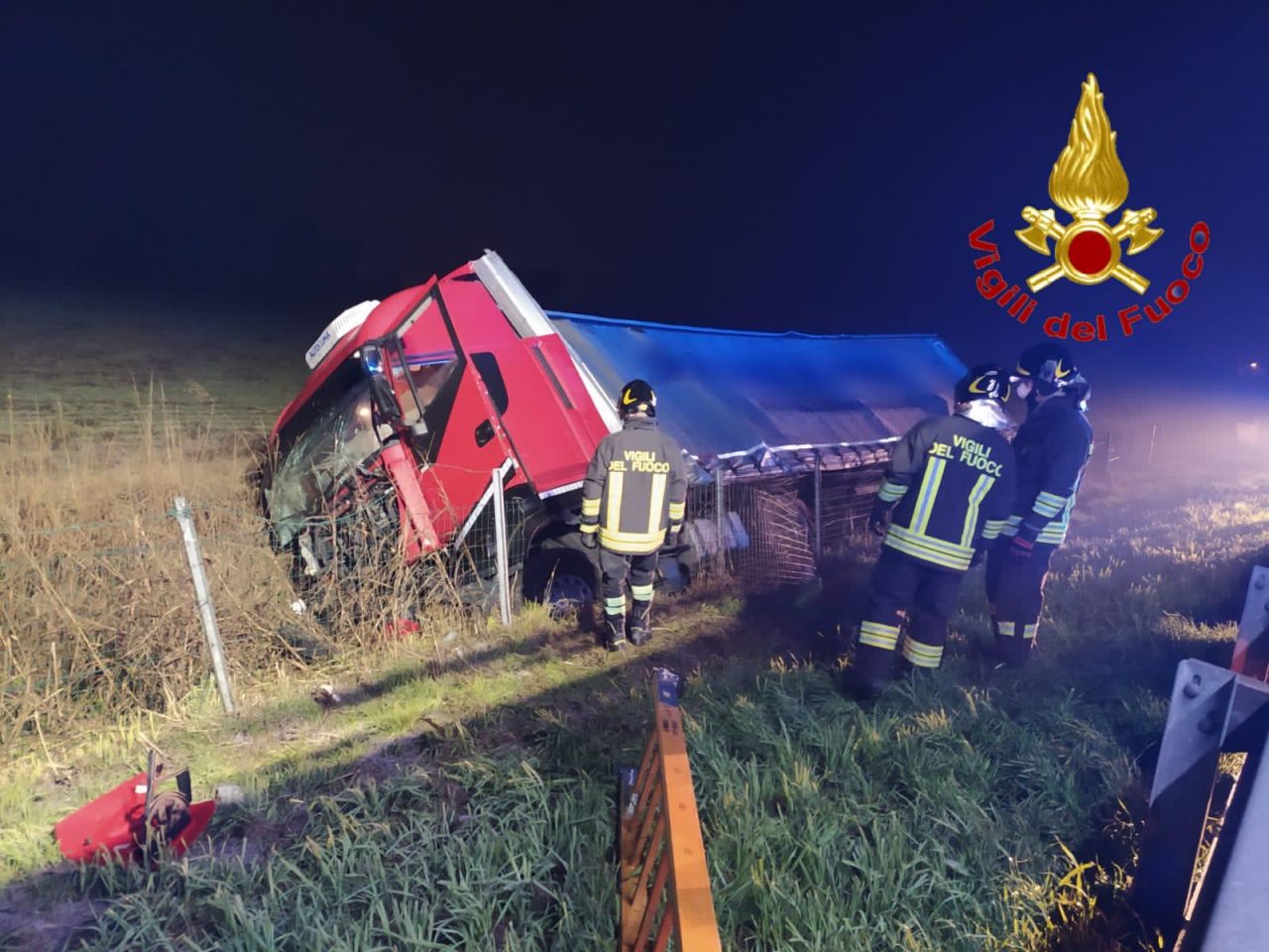 Mezzo pesante ribaltato in autostrada, autista soccorso lungo la A1 FOTO