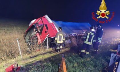 Mezzo pesante ribaltato in autostrada, autista soccorso lungo la A1 FOTO