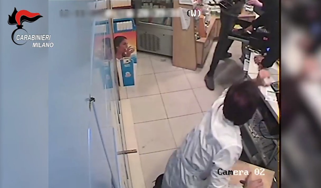 Farmacista pestato a sangue per rapinarlo: arrestati due 18enni e un minorenne VIDEO