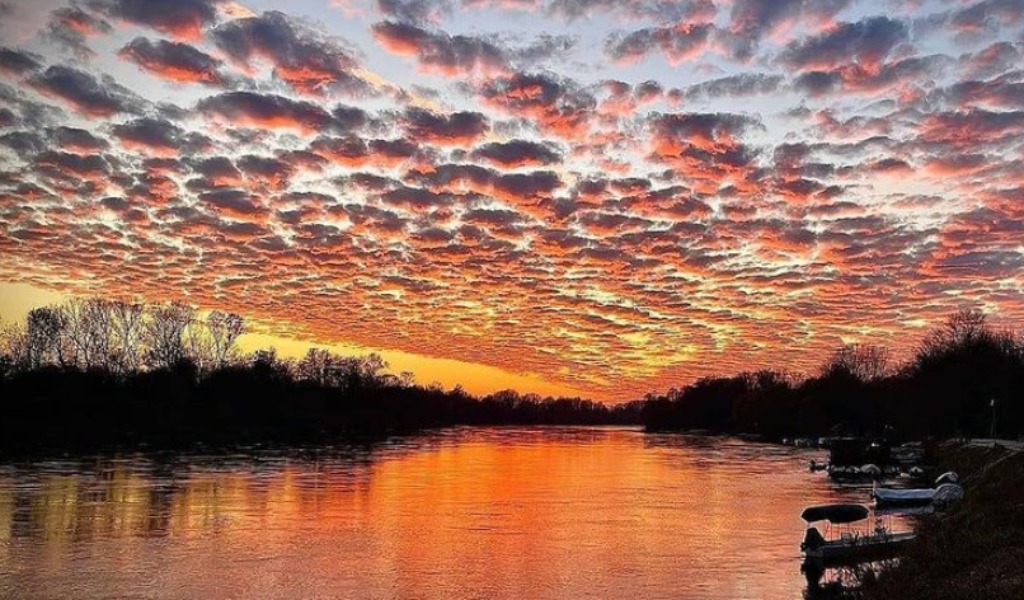 Che tramonto meraviglioso! Le FOTO (spettacolari) del cielo di Pavia
