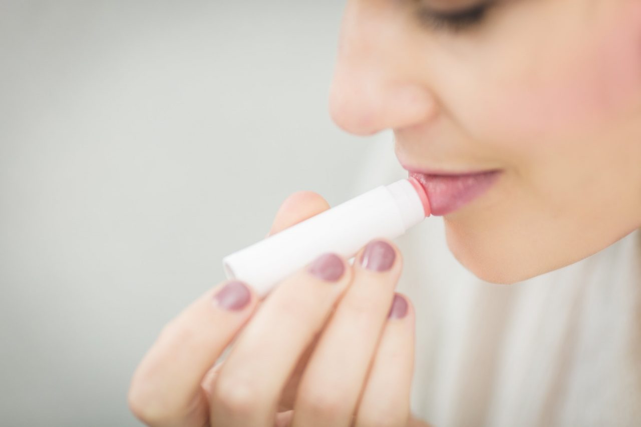 Arriva il balsamo igienizzante per labbra: baci consentiti anche in tempo di Covid