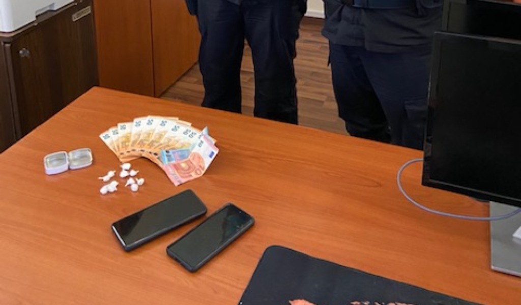 Vendono cocaina a un minorenne, nei guai un 61enne e una 19enne
