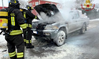 Fuoristrada a fuoco a Pieve del Cairo, veicolo semidistrutto FOTO