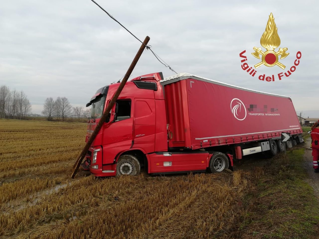 Mezzo pesante esce di strada: la corsa finisce in un campo FOTO