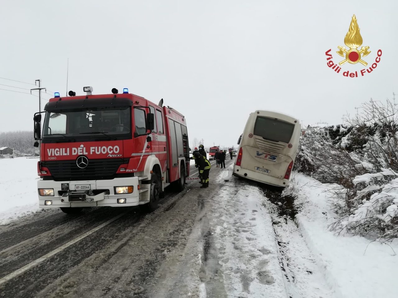 Pullman e auto fuori strada: numerosi gli interventi per la fitta nevicata FOTO