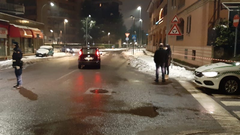 Dispersione di corrente da un tombino: cagnolino muore fulminato