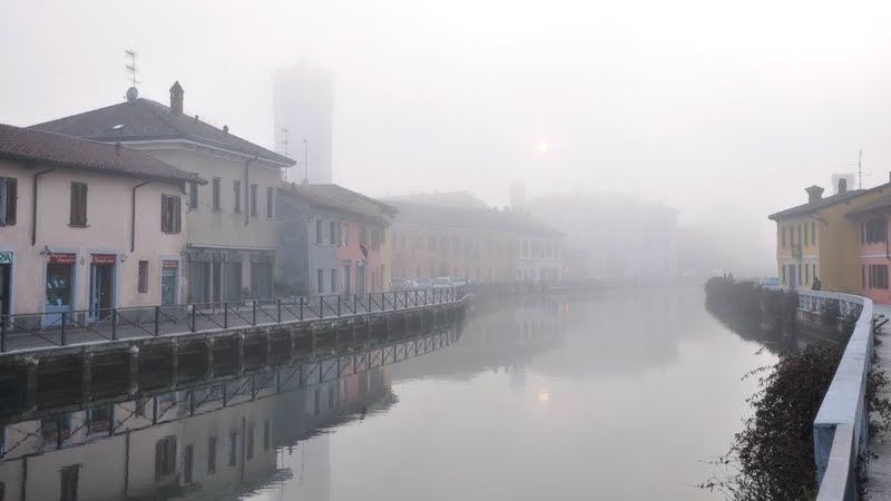 Donna cade nelle acque gelide del Naviglio, salvata da consigliere comunale