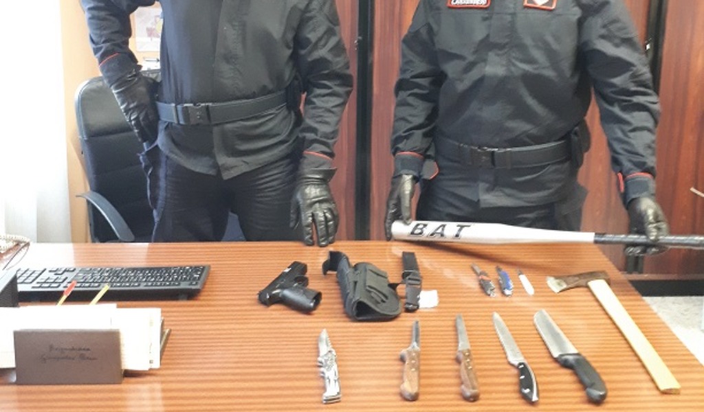 Gli punta una pistola alla testa dopo una lite stradale, sul furgoncino aveva un arsenale