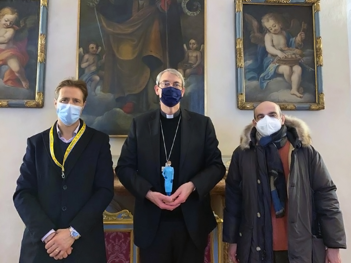 In dono ai Vescovi di Pavia e Vigevano la statuina dell’infermiera anti Covid