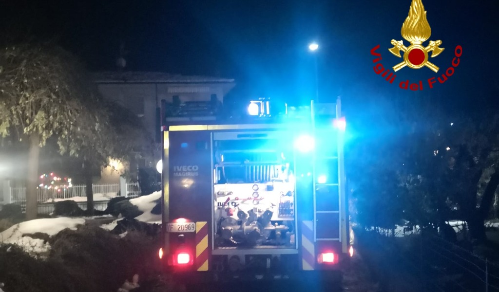 Incendio canna fumaria, le fiamme intaccano il tetto in legno dell’abitazione FOTO