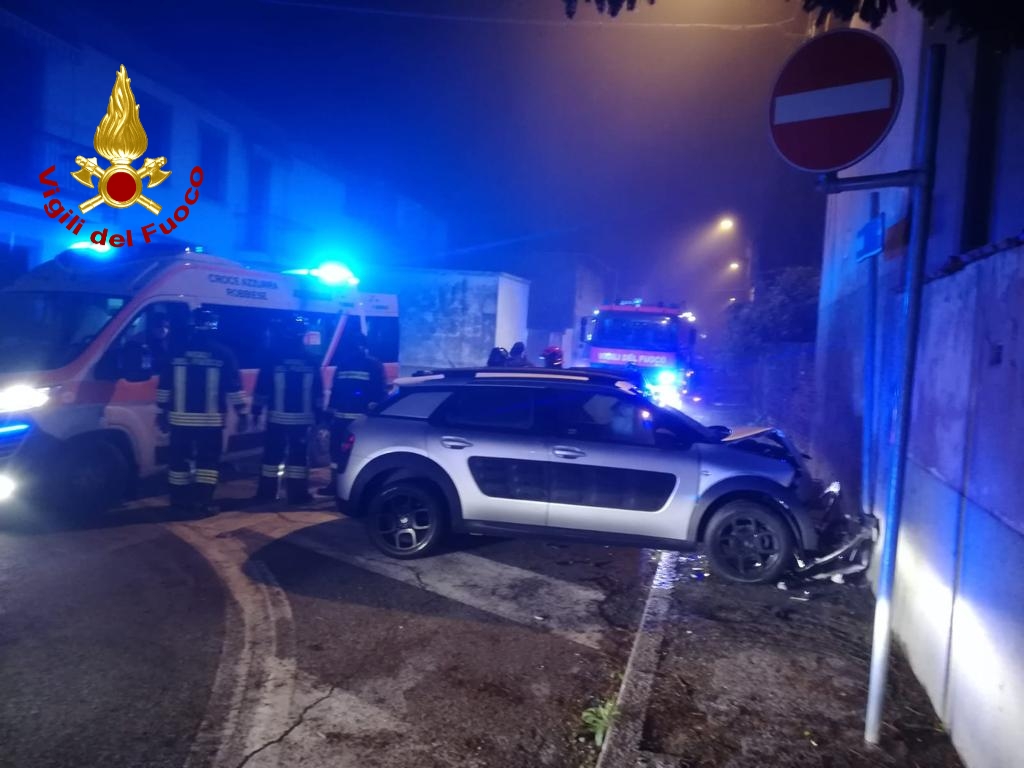 Si schianta in auto nella notte contro un muro: la conducente in ospedale FOTO