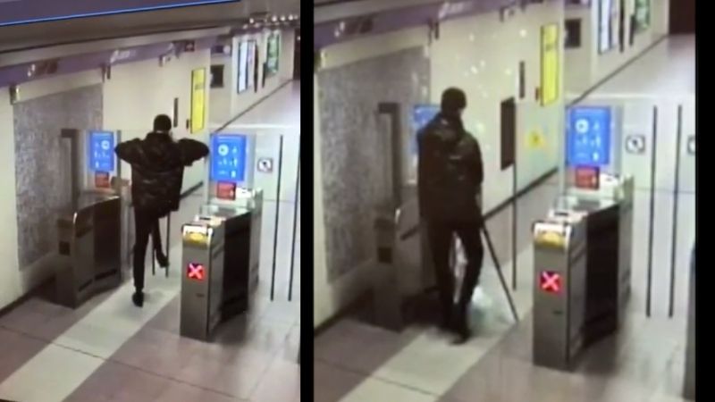 Spacca il vetro ai tornelli della metro: incivile immortalato dalle telecamere VIDEO