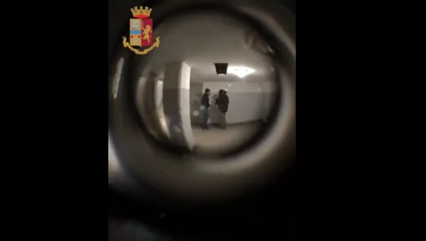 Pusher arrestato: scoperto dallo spioncino della porta mentre spaccia VIDEO