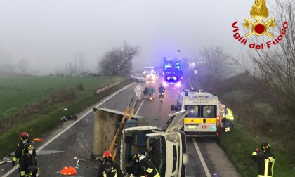 Frontale tra furgone e auto: 4 persone incastrate nelle lamiere, un morto FOTO