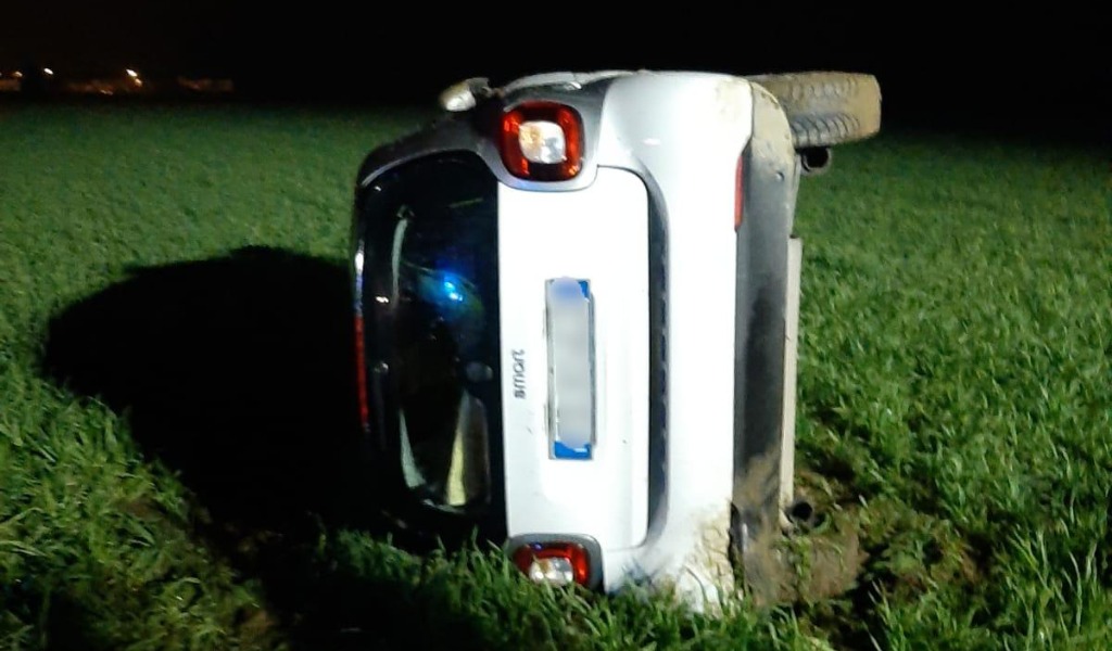 Si ribalta con la Smart in un campo: una 41enne incastrata nell’abitacolo FOTO