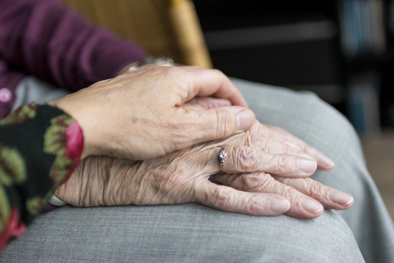 ATS Pavia dona alle famiglie pavesi la guida per prendersi cura degli anziani