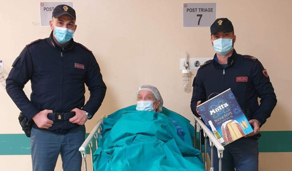 “Aiutatemi”: i poliziotti sfondano la porta e soccorrono anziana, poi le regalano un panettone