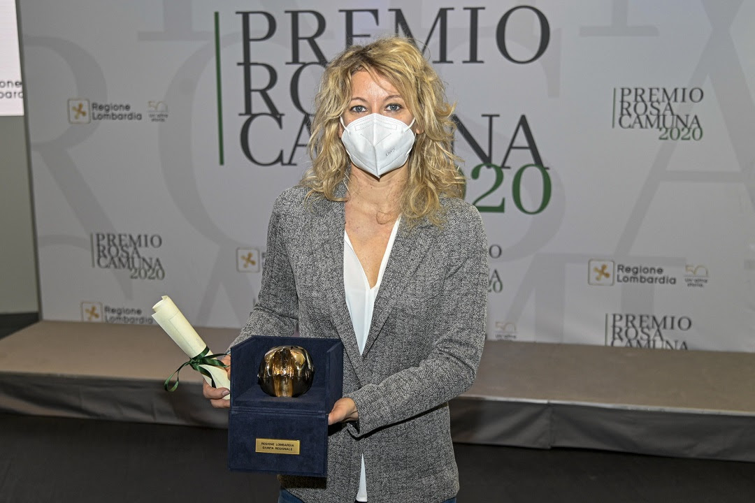 Covid, Fontana consegna la Rosa Camuna alla dottoressa Malara VIDEO