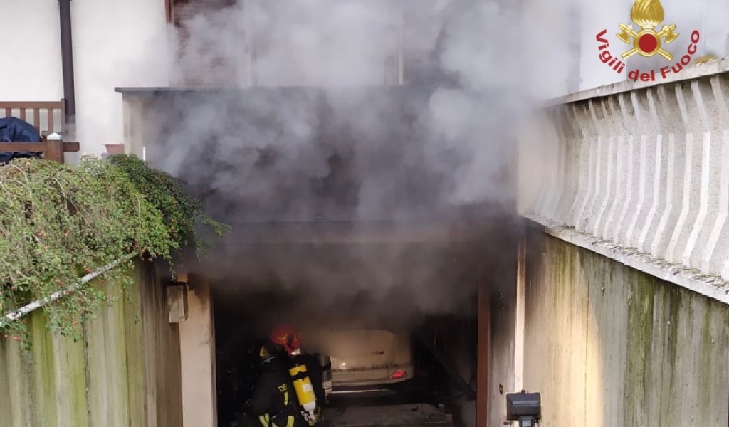 Incendio seminterrato a Gambolò: le foto dell’intervento dei Vigili del Fuoco