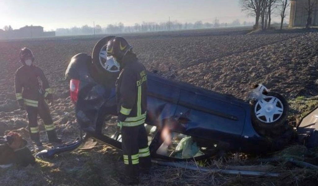 Auto esce di strada e si ribalta in un campo, conducente incastrato tra le lamiere