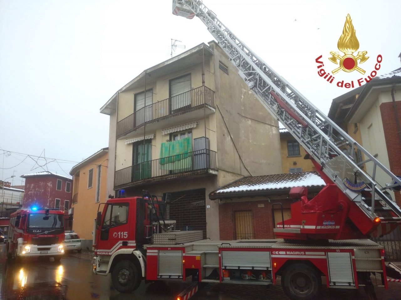 Parti pericolanti in un edificio di Gambolò, intervengono i Vigili del Fuoco