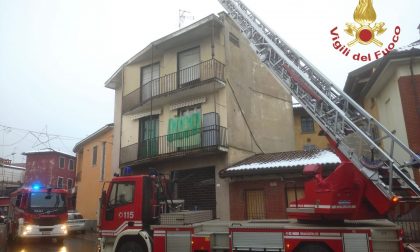 Parti pericolanti in un edificio di Gambolò, intervengono i Vigili del Fuoco