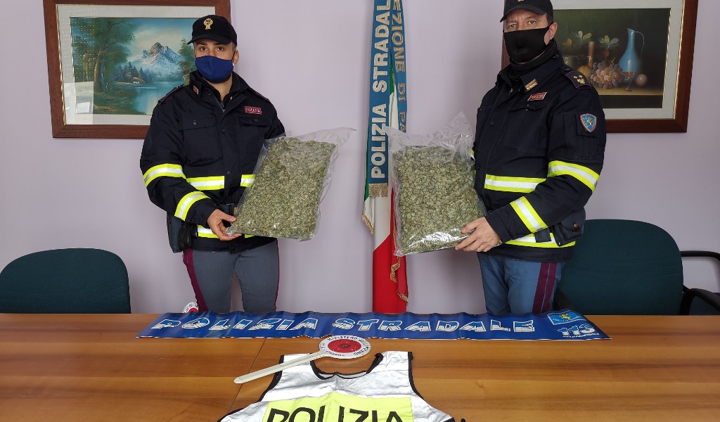 Arrestato corriere della droga, in auto aveva oltre due chili di marijuana