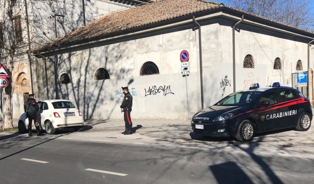 Fermato per un controllo mostra una patente di guida falsa: denunciato