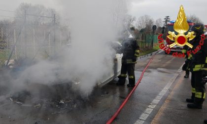 Vettura a fuoco in strada: le foto dell’intervento dei Vigili del Fuoco