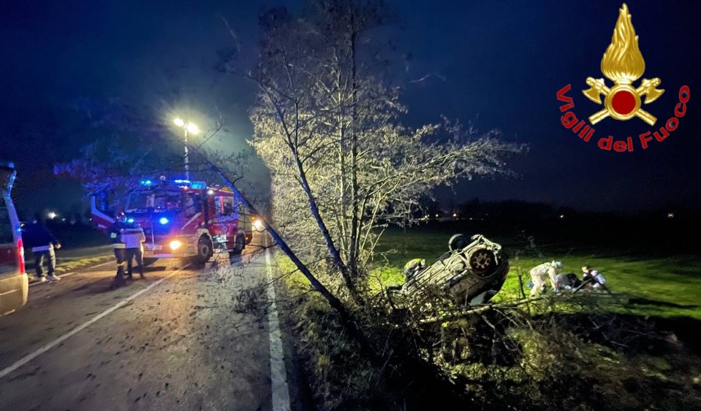 Esce di strada e si ribalta in un fosso, 42enne incastrata tra le lamiere: il video dell’incidente