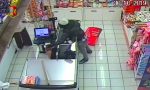 Rapina armato di pistola un negozio di dolci: il video che lo incastra