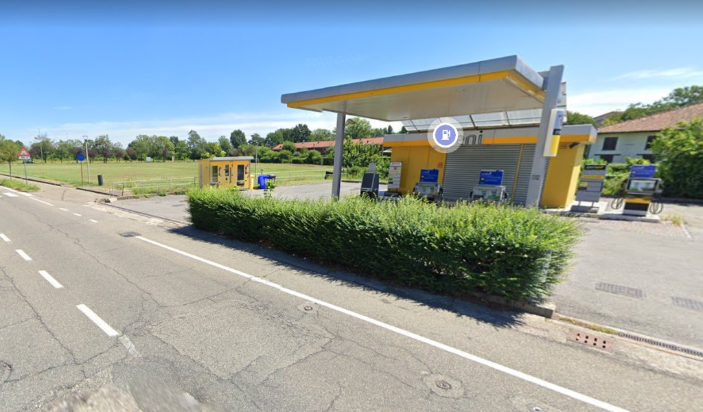“Ladri di merendine” al distributore di benzina: scoperti si danno alla fuga, uno preso