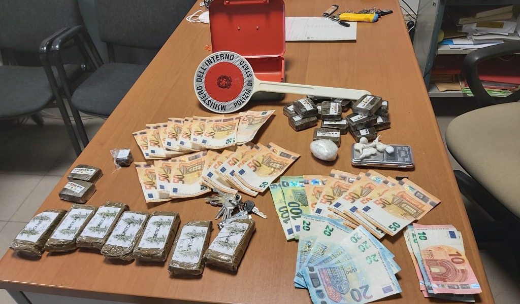 Trovato con oltre un chilo tra hashish e cocaina, arrestato pusher 33enne