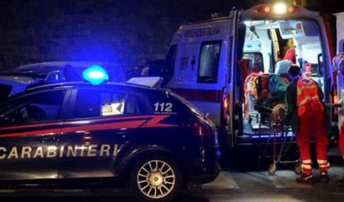 Esce di strada e si schianta contro un palo, 24enne in ospedale