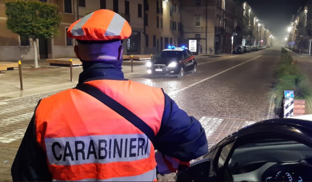 Quattro 16enni assembrati, un 39enne fuori Comune e bevande servite oltre l’orario consentito: scattano le sanzioni