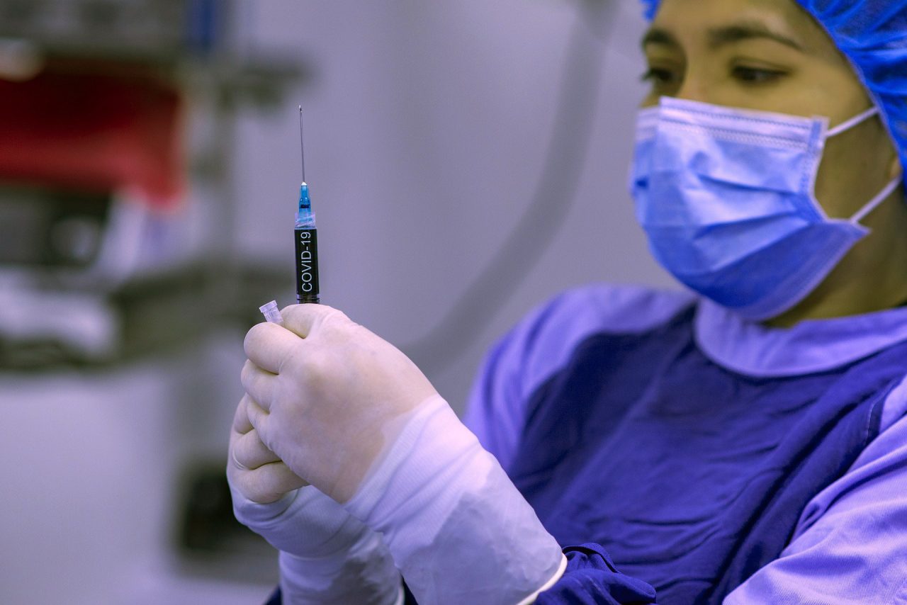 Vaccini anti Covid, dal 18 febbraio prime somministrazioni agli over 80: come prenotare