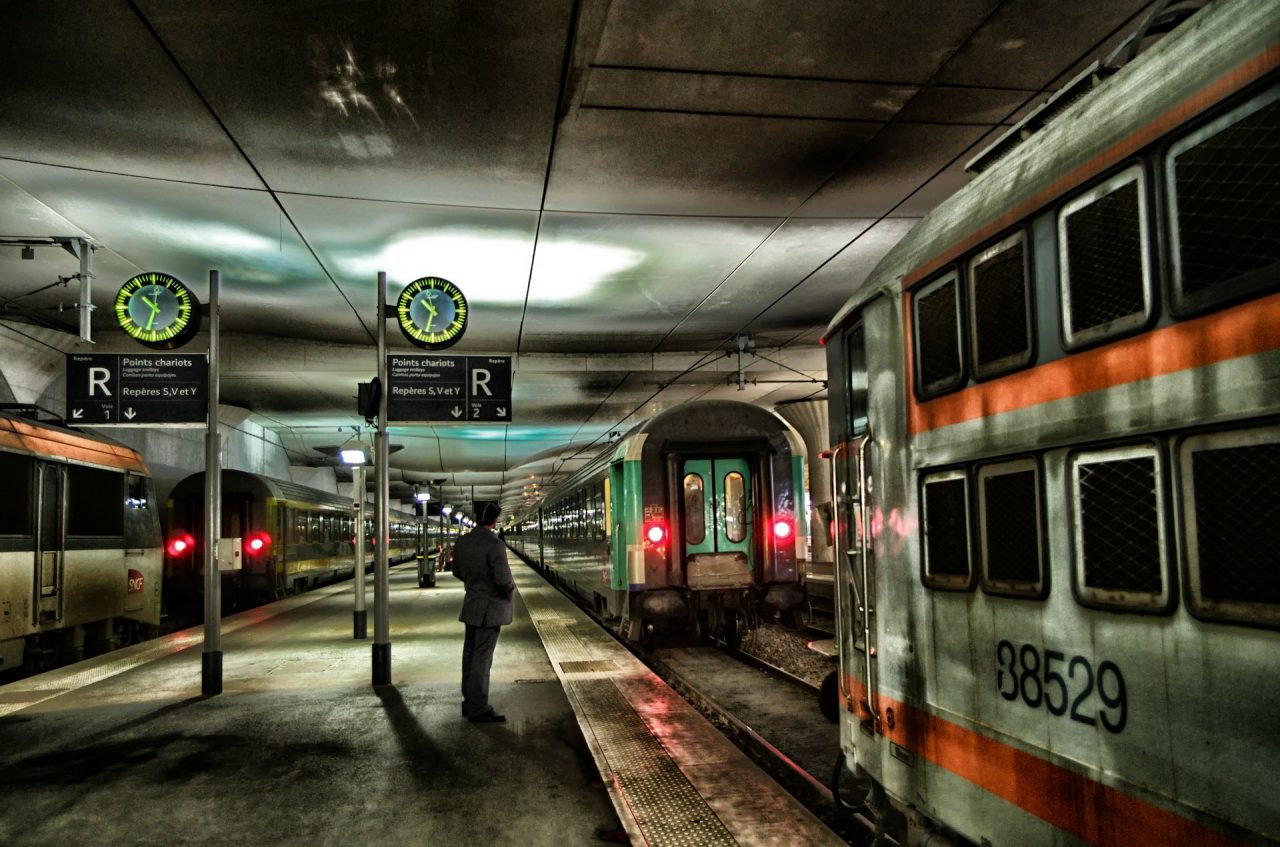 Si addormenta sul treno e si rifiuta di scendere terminata la corsa, poi tira un calcio a un carabiniere