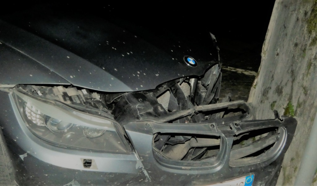 Tampona un’auto e fugge, poi incolpa la fidanzata che per scagionarlo gli dà ragione
