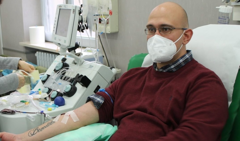 Infermiere guarito dal Covid dona il plasma sei volte per aiutare i malati gravi