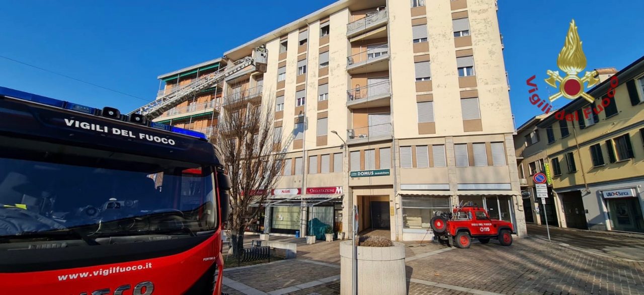 Incendio in appartamento, una persona intossicata dal fumo