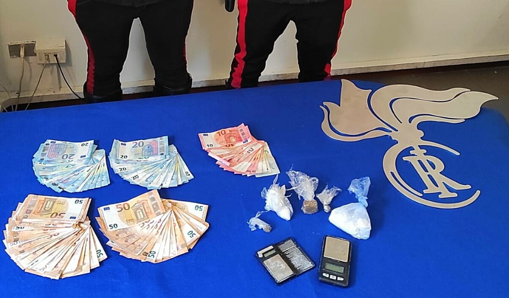 Fermato per un controllo viene trovato con cocaina, hashish e oltre 3mila euro in contanti: arrestato